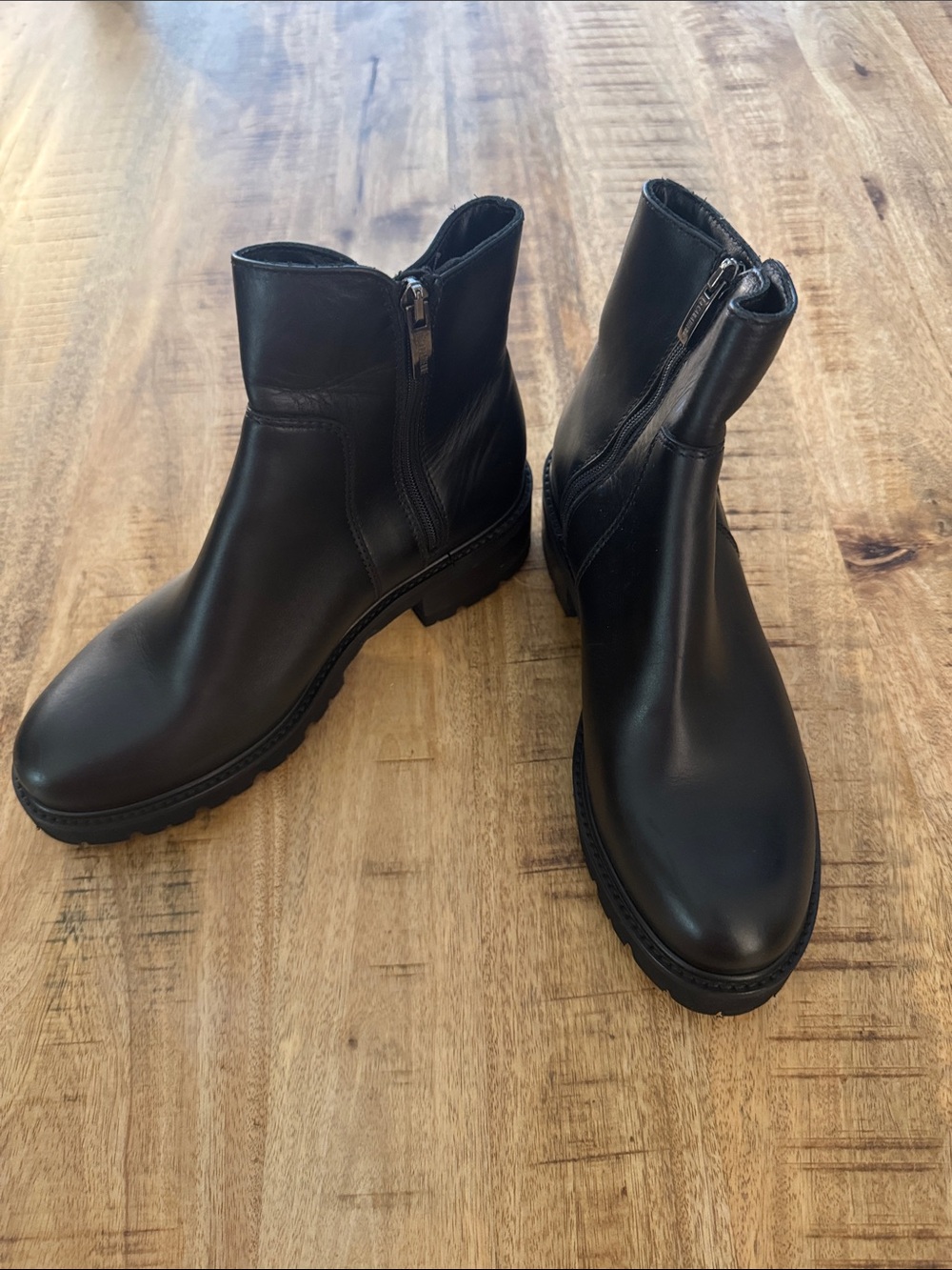 La canadienne Women's Black Leather Ankle Boots with Side Zipper lug sole NEW 7